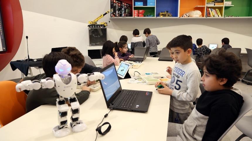 &Ouml;ğrenciler yarıyıl tatilini Bilim Merkezi&rsquo;nde ge&ccedil;iriyor