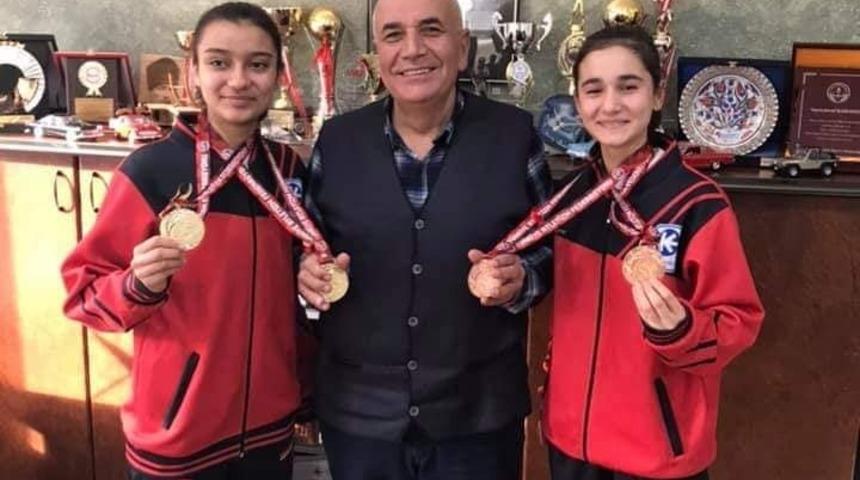 Şampiyon atletlere ödül