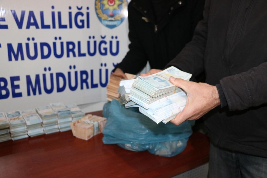 Para dolu arabayı &ccedil;almıştı! O hırsız tanıdık &ccedil;ıktı