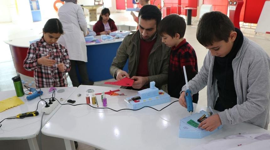Öğrenciler, tatilde bilimsel atölye çalışmalarına katılıyor