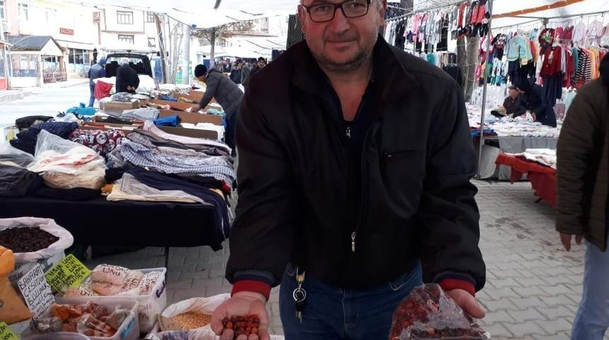 Kuşburnu pazar tezgahında