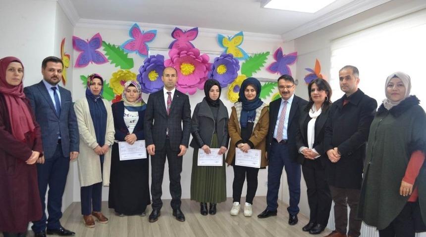 Başarılı kursiyerlere belgeleri veridi