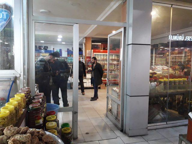 Hırsızlar markete bu kez kapının alt penceresini kırarak girdi