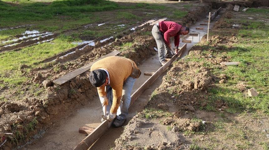 Burhaniye Belediyesi halı sahaların yapımına başladı