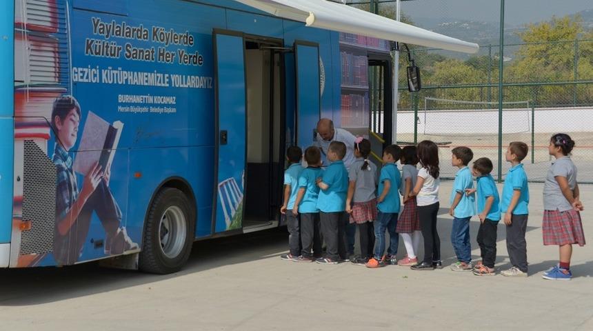 Gezici K&uuml;t&uuml;phane, &ccedil;ocukları kitaplarla buluşturmaya devam ediyor