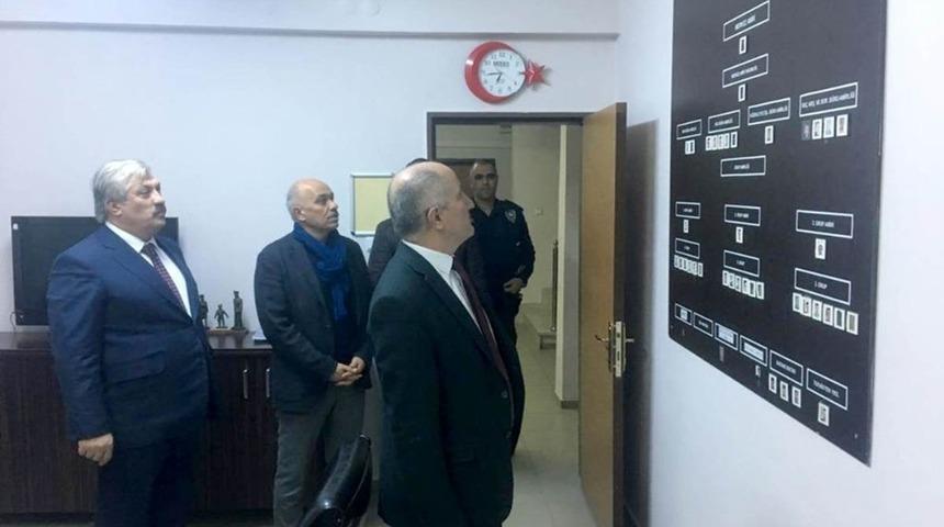 Vali Meral&rsquo;den polis merkezine ziyaret