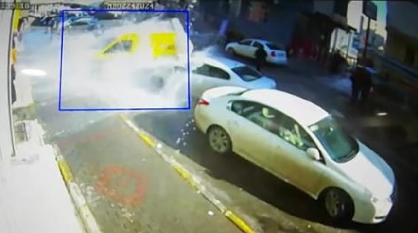 Çatıda biriken kar kütlesi araçların üzerine düştü