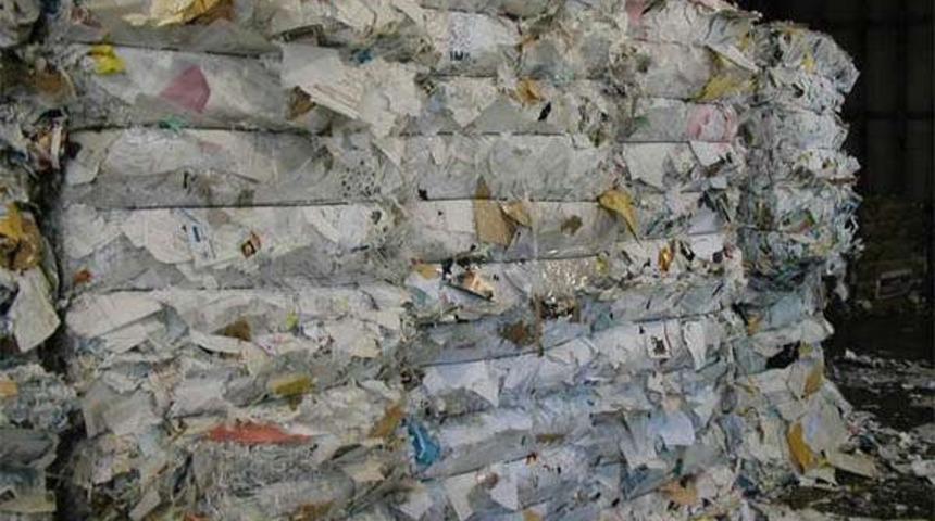 &Ccedil;&ouml;p değil ham madde topluyor, atık kağıt milli servet oldu