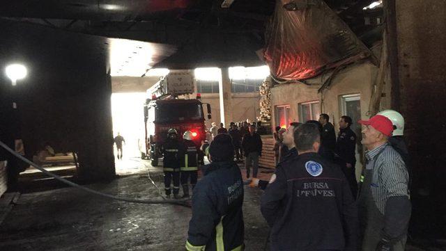 Yangın sırasında çatıdan düşen fabrika sahibi ağır yaralandı 