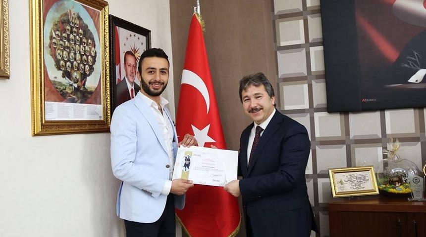 Benli&rsquo;den hastayı sırtında taşıyan sağlık personeline teşekk&uuml;r belgesi