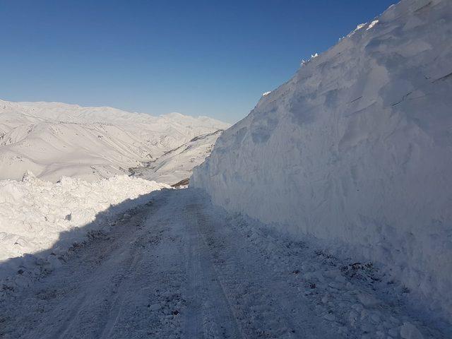 Karlıova'da kardan kapanan karakol yolu açıldı