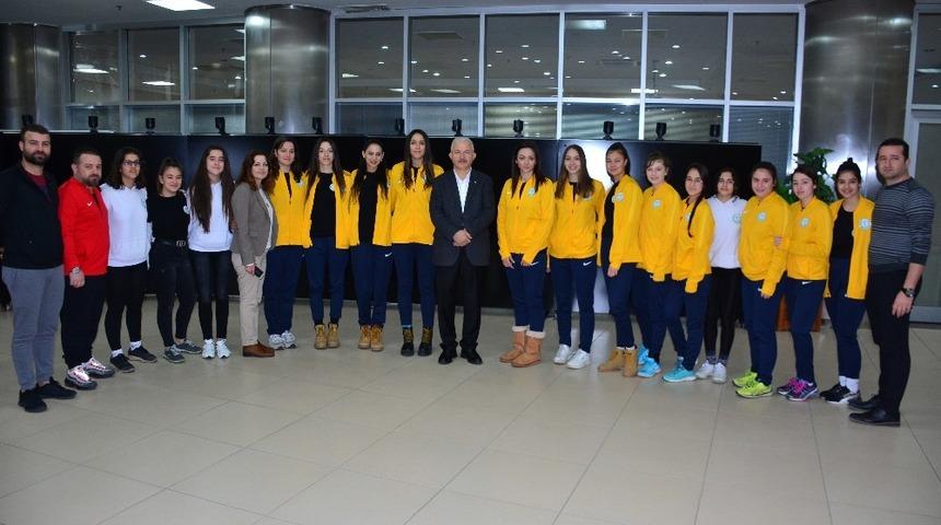 Başkan G&ouml;rmez, şampiyon kızları ağırladı