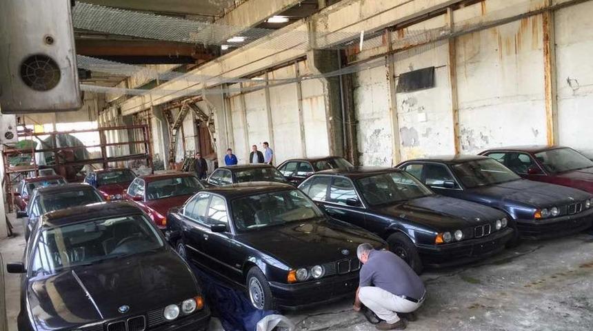 BMW E34 kasalar (0 km) tozlu – saklı garajda bulundu.