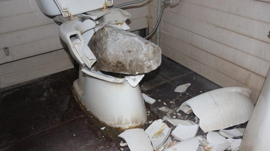 Marmaris&rsquo;te plajda bulunan klozeti par&ccedil;aladılar