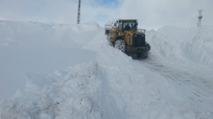 Hakkari&rsquo;de 23 yerleşim yerinin yolu ulaşıma kapandı