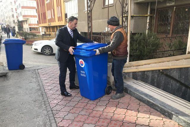 Karabük Belediyesi’nden her sitenin önüne bir çöp kovası