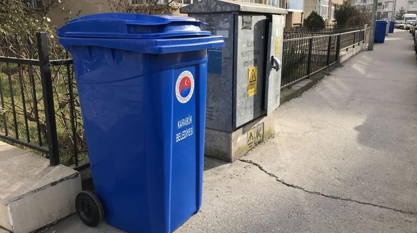 Karab&uuml;k Belediyesi&rsquo;nden her sitenin &ouml;n&uuml;ne bir &ccedil;&ouml;p kovası