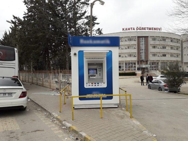 Kazada hasar gören ATM çevresine korkuluk takıldı