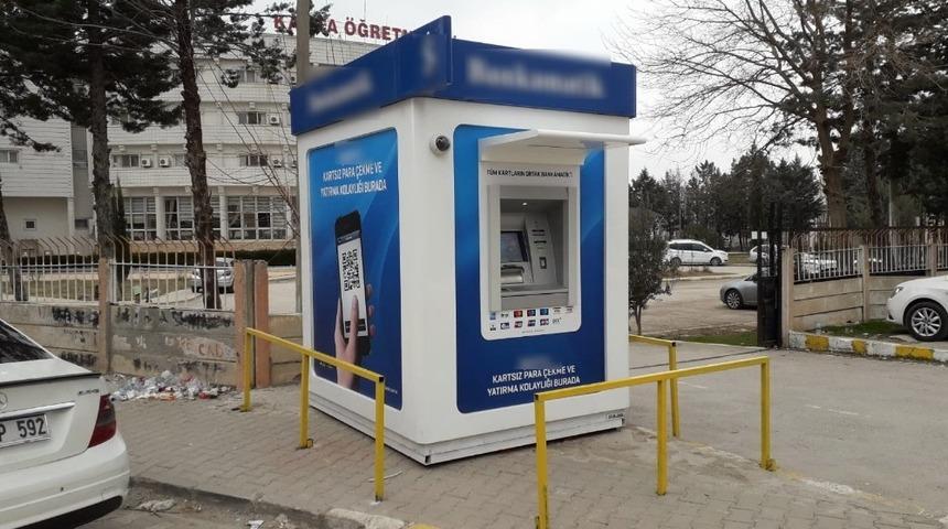 Kazada hasar g&ouml;ren ATM &ccedil;evresine korkuluk takıldı
