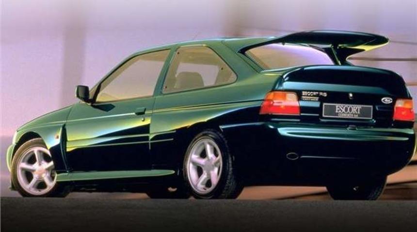 Ford Escort RS Cosworth; 3 kanatlı olacaktı 2’de kaldı