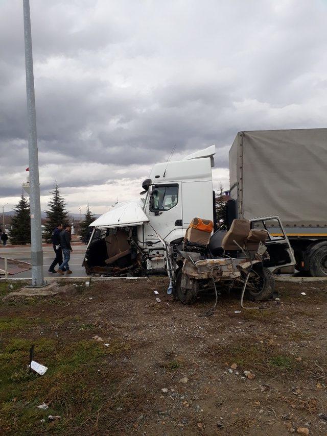 Tırla çarpışan minibüs ikiye bölündü