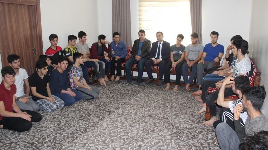 &Ouml;ğrenciler &uuml;niversiteye hazırlık kampında eğitimlerini s&uuml;rd&uuml;r&uuml;yor