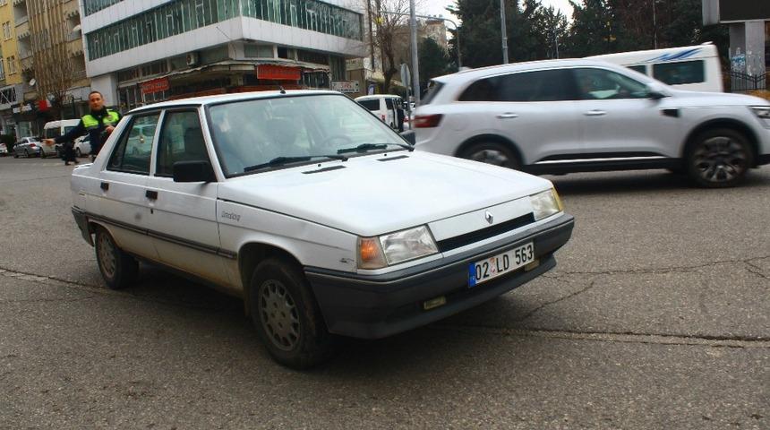 Otomobil elektrikli bisiklete &ccedil;arptı: 1 Yaralı