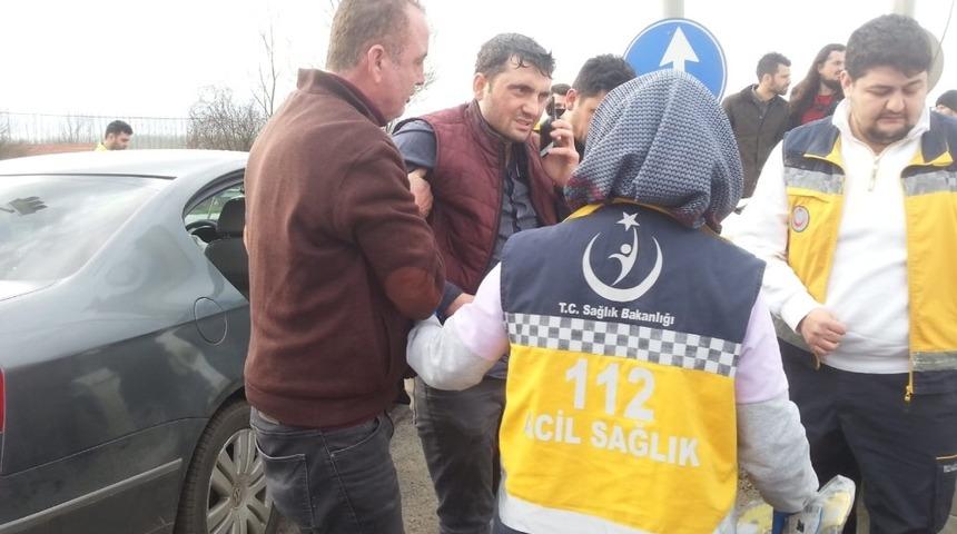 D-100 karayolunda otomobiller &ccedil;arpıştı: 2 yaralı