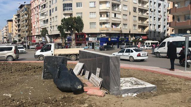 İnönü’nün heykeli fırtınaya dayanamadı