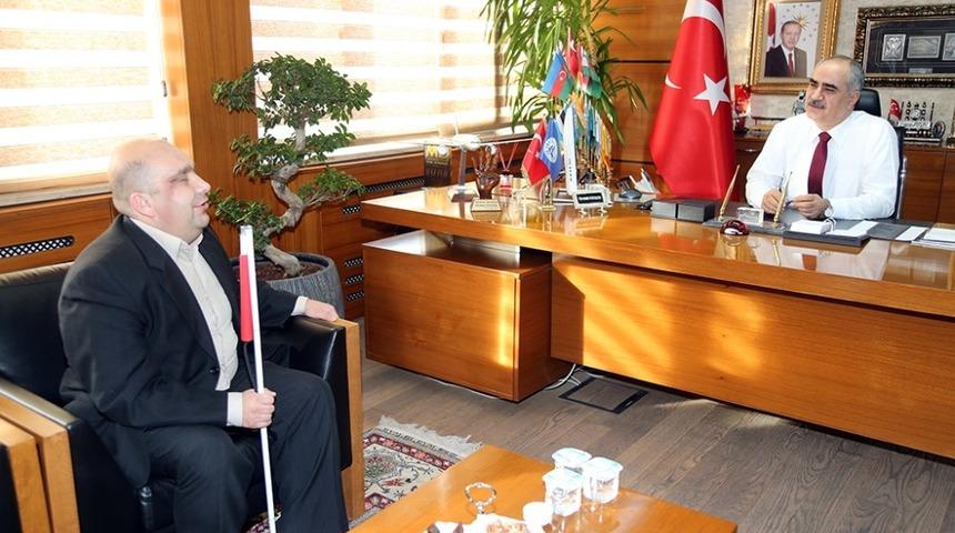 G&ouml;rme engelli &ouml;ğretmenden Başkan Aydın&rsquo;a teşekk&uuml;r