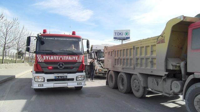Başakşehir'de hafriyat kamyonları çarpıştı