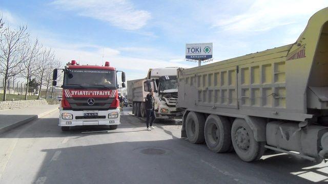 Başakşehir'de hafriyat kamyonları çarpıştı