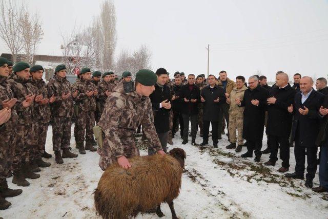 Vali Gündüzöz’den şehit evine ziyaret