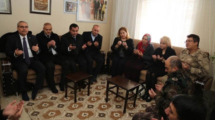 Vali G&uuml;nd&uuml;z&ouml;z&rsquo;den şehit evine ziyaret