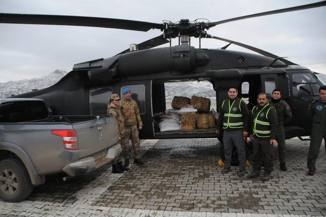 Tunceli'de yaban hayvanlarına askeri helikopterlerle yem bırakıldı