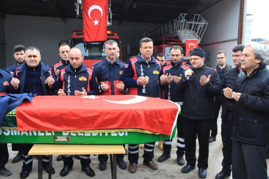 Kalbine yenik d&uuml;şen gen&ccedil; itfaiyeci g&ouml;zyaşları arasında defnedildi