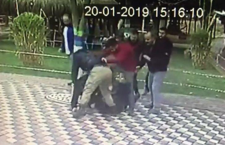 Laf attıkları genç kızın tepki gösteren erkek arkadaşını dövdüler
