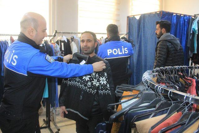 Hakkari polisi sevindirmeye devam ediyor