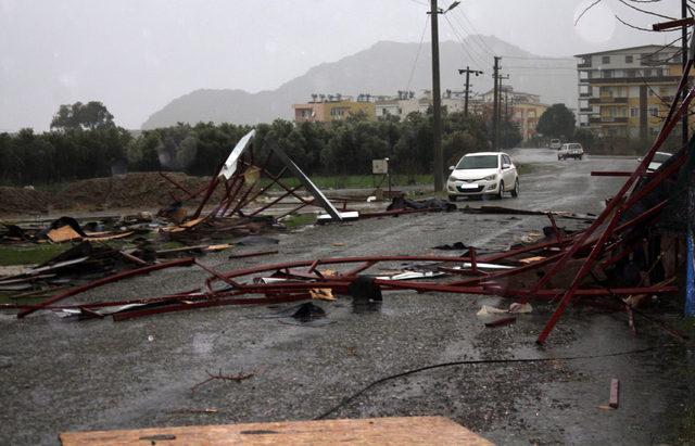 Antalya'nın doğusunda fırtına ve kar