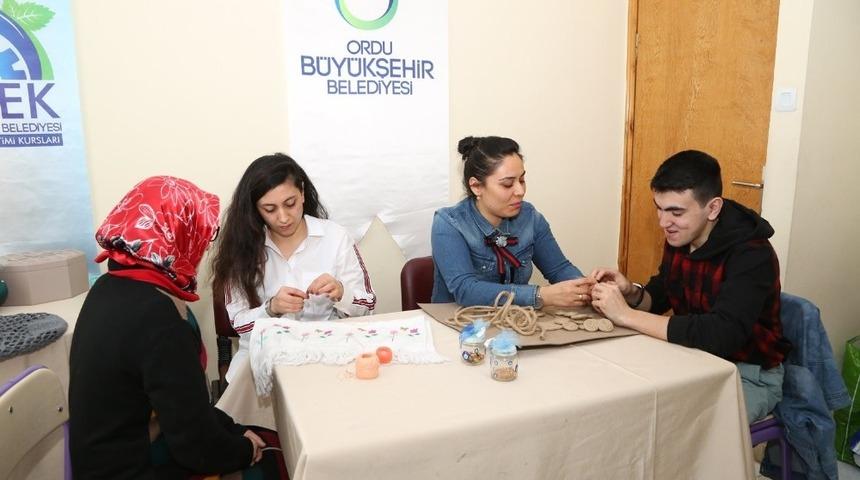 Engellilerin el emeği ürünleri gelir kapısı oluyor