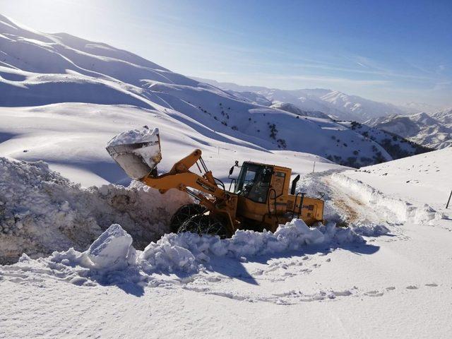 Karla kaplı karakol yolu 4 günde açıldı