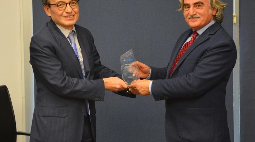 Akın Şahin görevi devretti