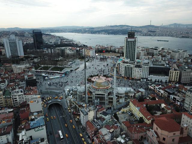 Taksim Camii minaresi külah bölümü yerleştirildi