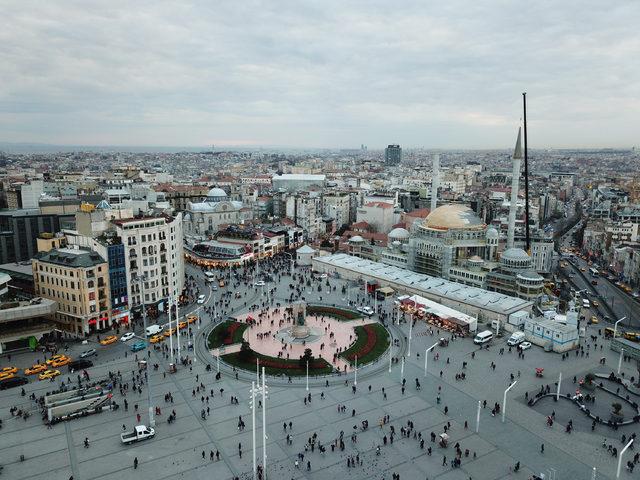 Taksim Camii minaresi külah bölümü yerleştirildi