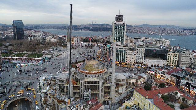 Taksim Camii’nin minaresinin külahı yerleştirildi