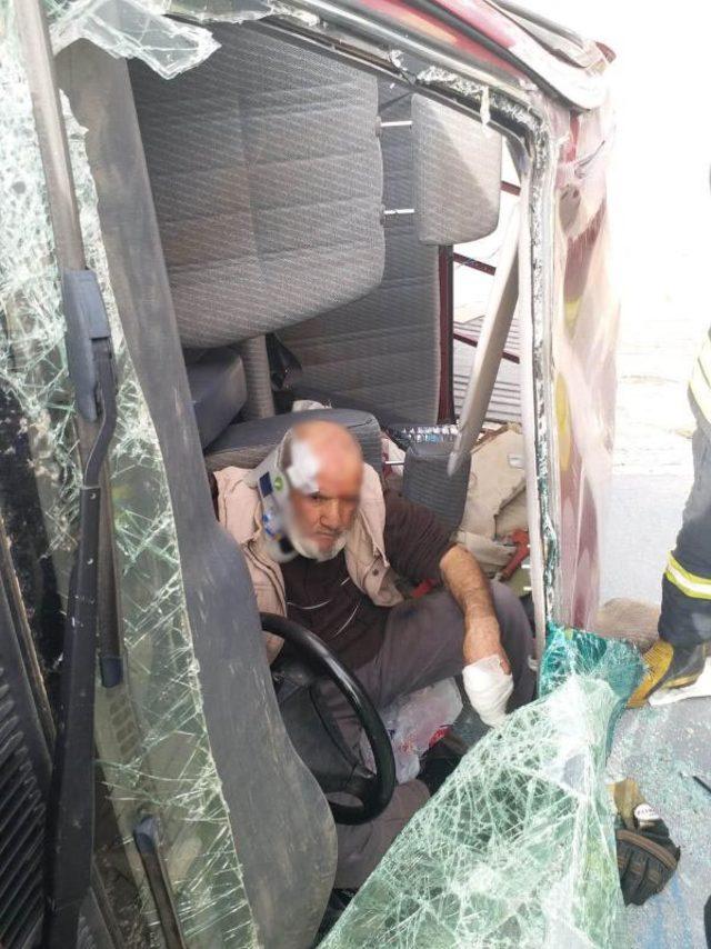 Takla atan kamyonette sıkışan 79 yaşındaki sürücüyü itfaiye kurtardı