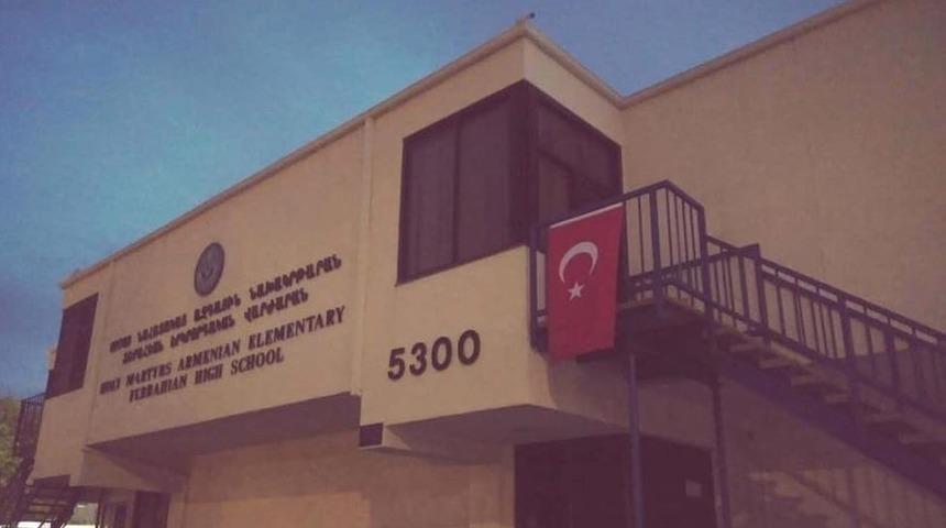 Los Angeles'ta iki Ermeni okuluna T&uuml;rk bayrakları asıldı, polis soruşturma başlattı