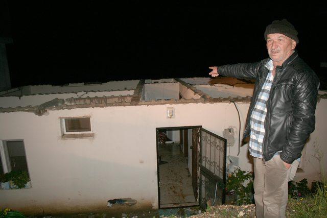 Mersin'de hortum, evlerin çatısını uçurdu, elektrik direklerini devirdi