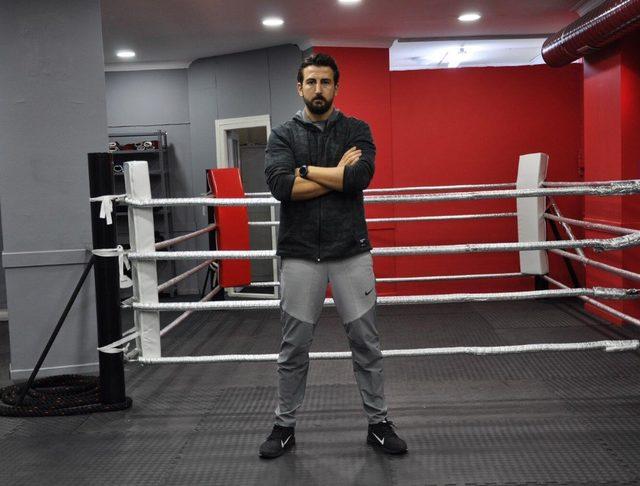 Markette kadını taciz ettiği iddia edilen adamı tek yumrukla bayıltan kick boks&ccedil;u o anları anlattı 1