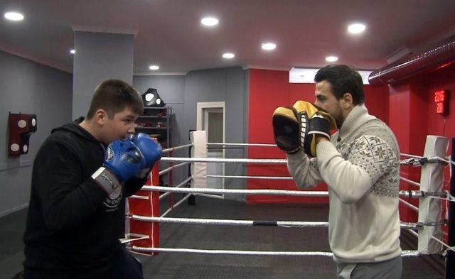 Markette kadını taciz ettiği iddia edilen adamı tek yumrukla bayıltan kick boks&ccedil;u o anları anlattı 3